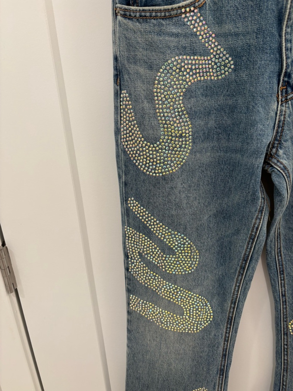BDG Mid-rise 90s Bootcut Iridescent Rhinestone Snake Embellished Jeans Size 27 - Picture 4 of 16